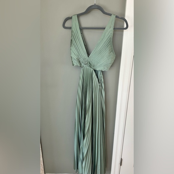 Abercrombie & Fitch Sage Green Pleated Midi Dress with Side Cutouts - Picture 4 of 6